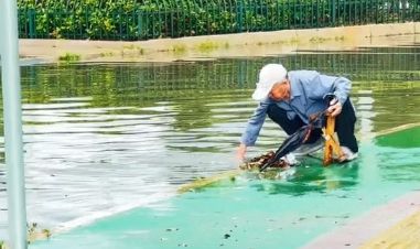 雨后街头感人一幕：积水拦路菏泽一老人徒手疏通下水道(图1)