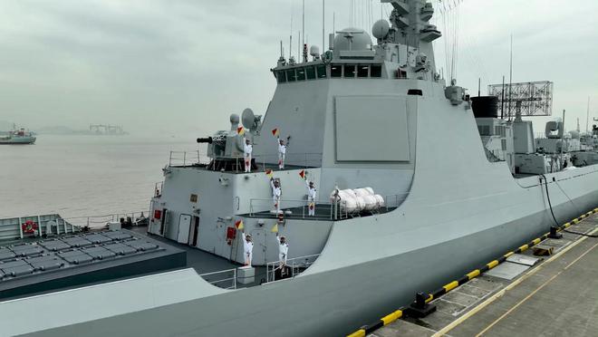 九游官网入口：伊朗防长访华当天收到最高指挥官死讯在中国军舰前沉思良久(图15)