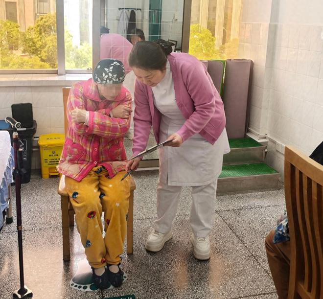湖南省人民医院跌倒防控咨询门诊开诊教您做个“不倒翁”！(图1)