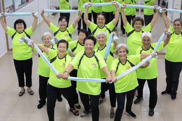 九游官网入口：老年人怕跌倒？农林街阿姨宣传队教你跳“防跌倒-毛巾操”(图1)