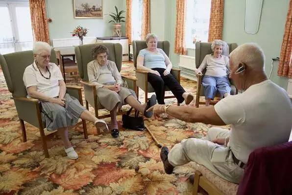 九游体育：老人防摔倒常练板凳操(图2)