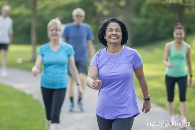 九游体育：防止老年人摔倒平衡力可是关键老年人可以做这4种运动！(图2)