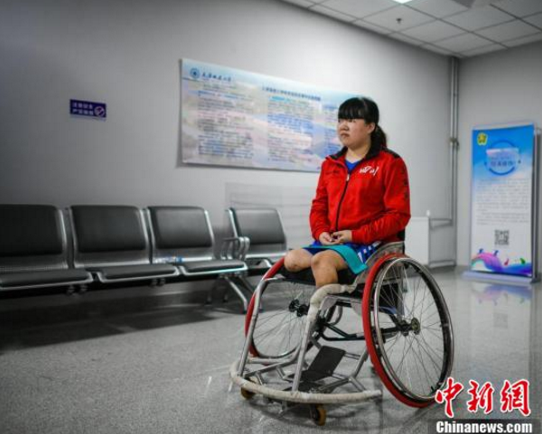 九游app：第十届残运会：汶川女孩轮椅上逐梦篮球(图3)