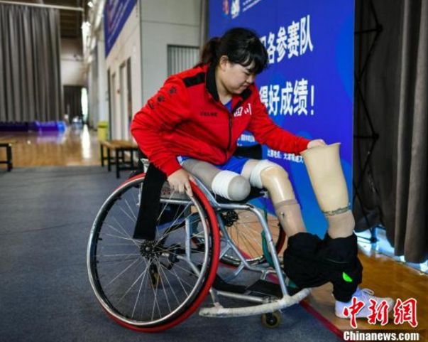 九游app：第十届残运会：汶川女孩轮椅上逐梦篮球(图4)