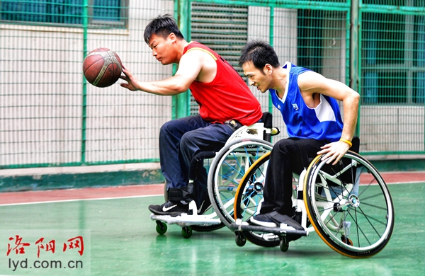 轮椅篮球梦闪耀CBA季后赛沈梓捷、邹雨宸与残疾运动员共唱国歌(图1)
