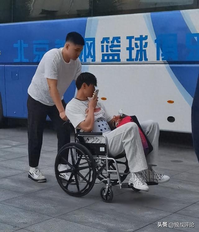 为主队加油助威！曾凡博坐轮椅抵达CBA总决赛现场 厚重护腰引热议(图1)