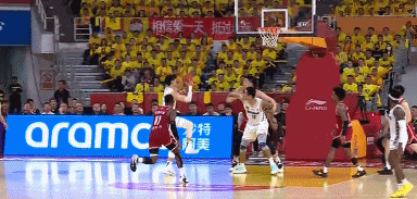 为主队加油助威！曾凡博坐轮椅抵达CBA总决赛现场 厚重护腰引热议(图3)