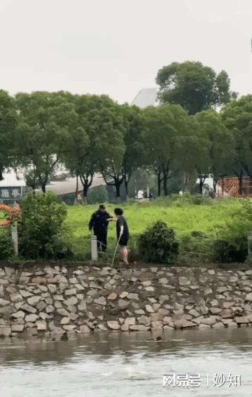 南京学生钓鱼落水后续自称是贫困生全身却价值上万诬陷保安(图4)