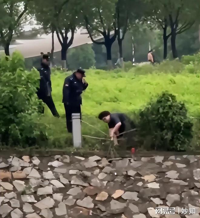 南京学生钓鱼落水后续自称是贫困生全身却价值上万诬陷保安(图1)