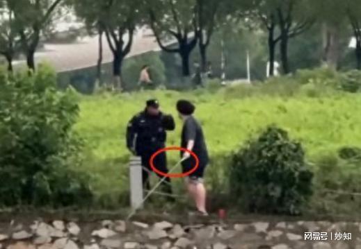 南京学生钓鱼落水后续自称是贫困生全身却价值上万诬陷保安(图2)