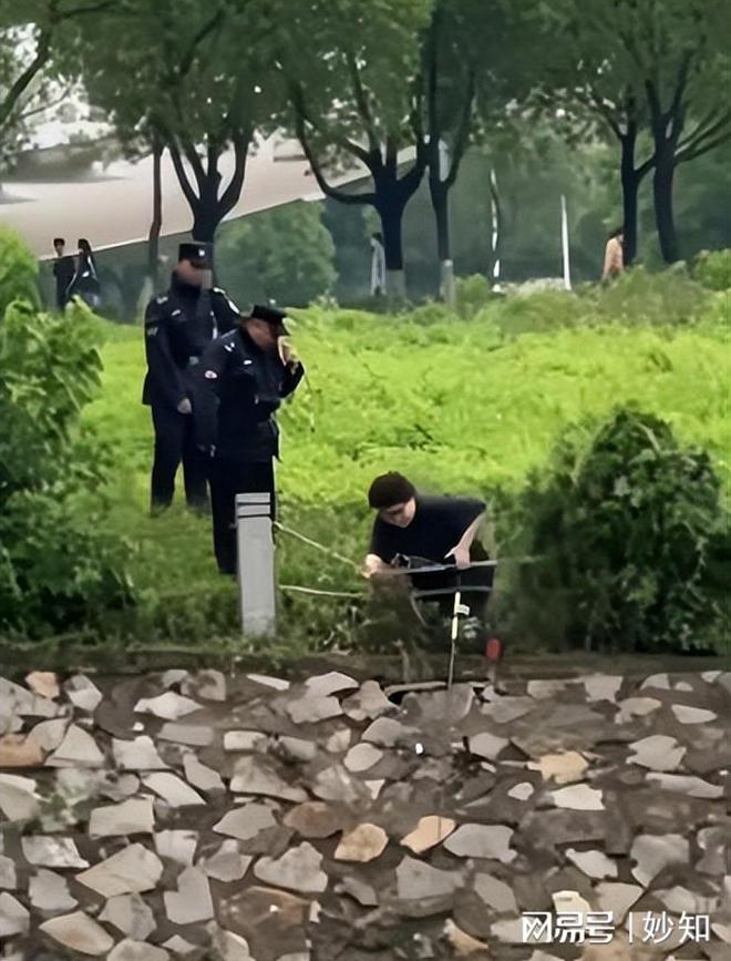 南京学生钓鱼落水后续自称是贫困生全身却价值上万诬陷保安(图17)