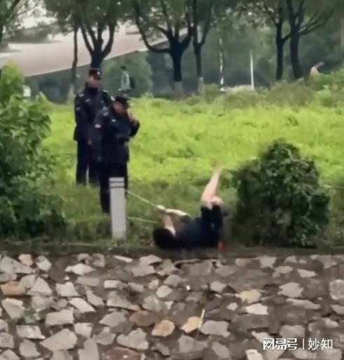 南京学生钓鱼落水后续自称是贫困生全身却价值上万诬陷保安(图19)