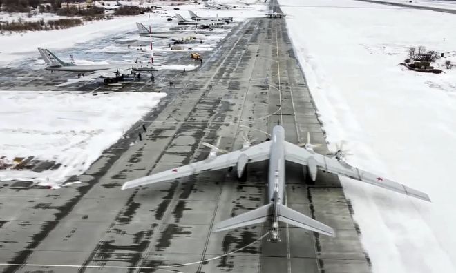 俄罗斯轰炸机“傻呵呵”露天停放被乌军击中41架是因为遵守美俄New-START规定？(图14)