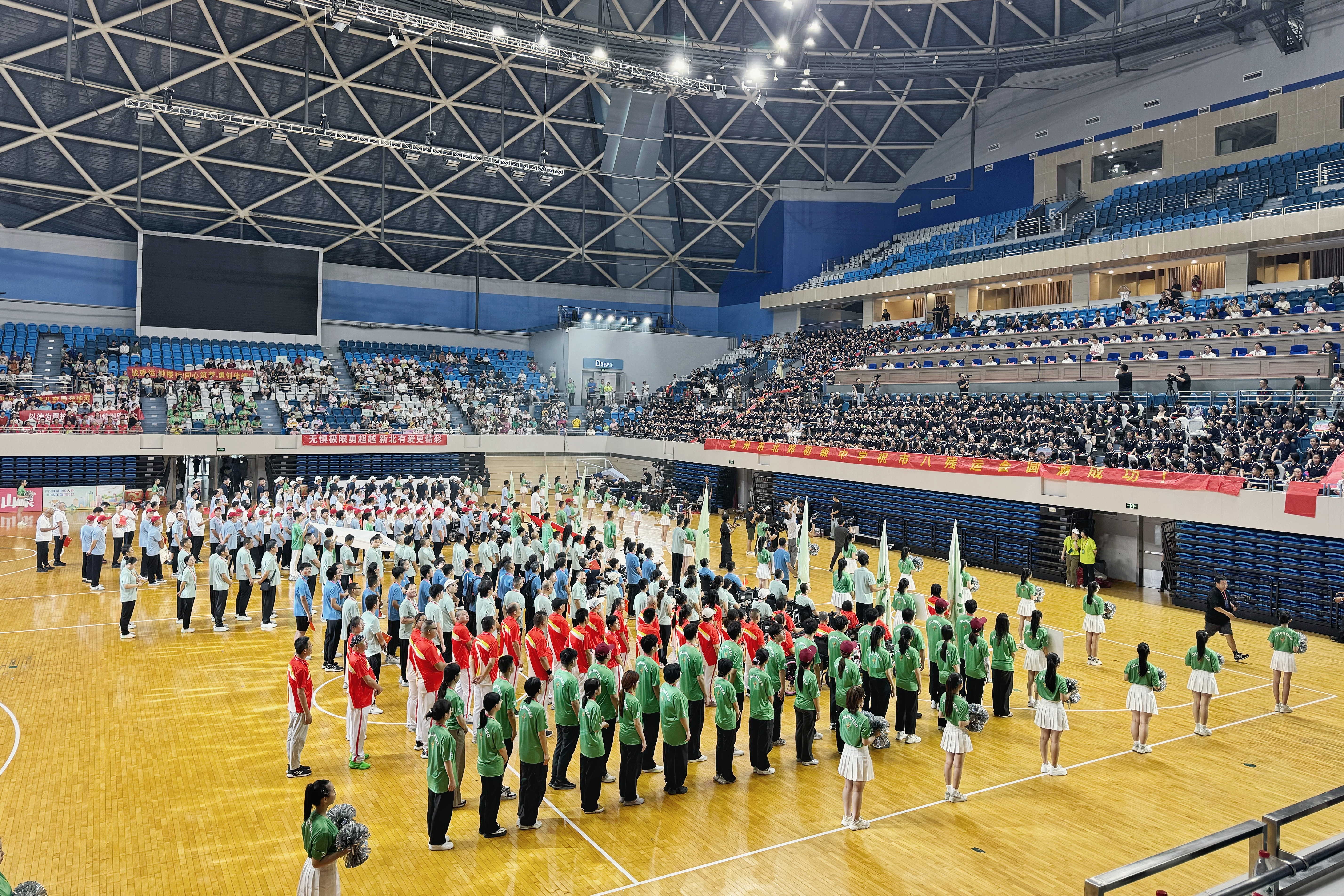 九游官网入口：残疾人和助残志愿者为常州市八届残运会加油(图2)