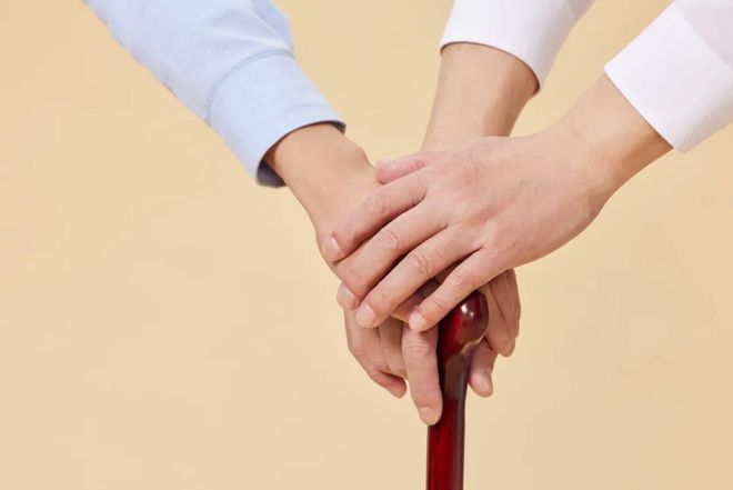 图文：1条毛巾+5分钟老年人防跌倒毛巾操你值得学会！(图1)