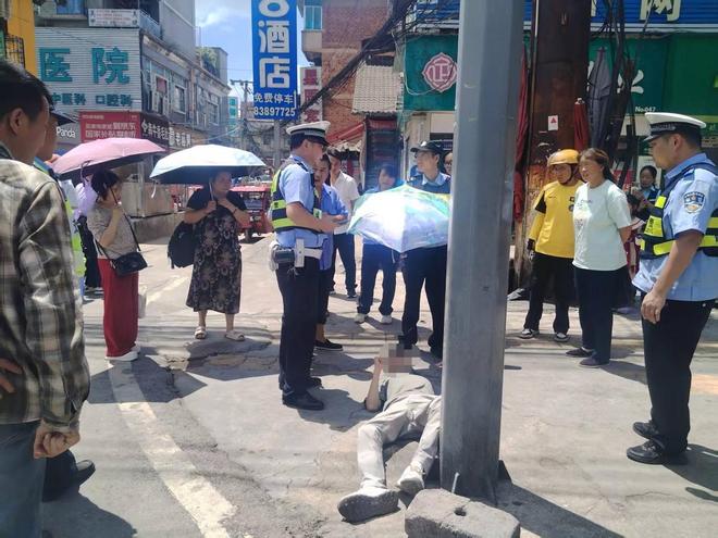 九游官网入口：老人突然晕倒在路旁烈日下他们坚持守护……(图2)