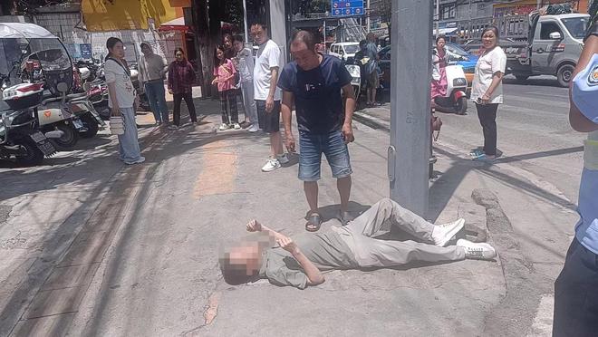 九游官网入口：老人突然晕倒在路旁烈日下他们坚持守护……(图1)