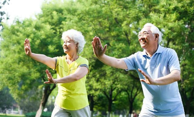 九游体育：医生提醒：超过70岁的老人宁可不运动坐着也别在3个时候运动(图2)