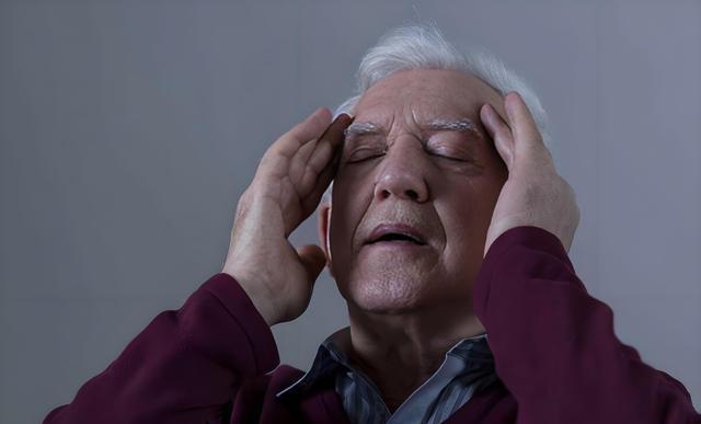 九游体育：医生提醒：超过70岁的老人宁可不运动坐着也别在3个时候运动(图5)