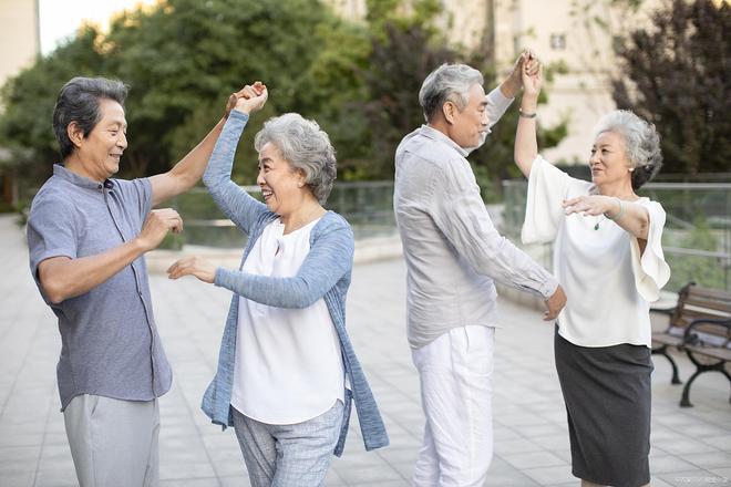 九游官网入口：门球运动适合哪些老年人参与？(图2)