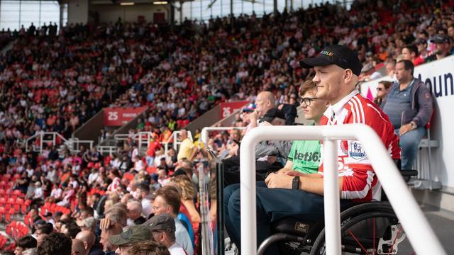 我不想别人帮忙推轮椅只想能自己看一场球(图3)