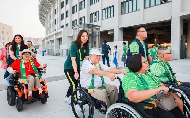 我不想别人帮忙推轮椅只想能自己看一场球(图4)