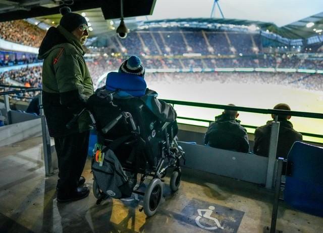 我不想别人帮忙推轮椅只想能自己看一场球(图2)