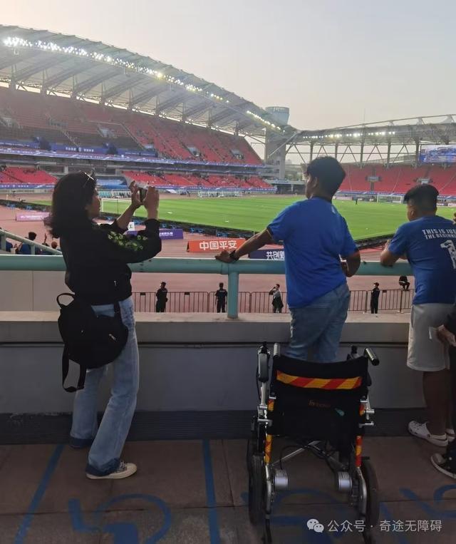 我不想别人帮忙推轮椅只想能自己看一场球(图6)