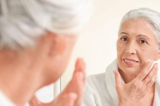 运动中保持卫生对预防老年人发生感染有何作用？(图1)