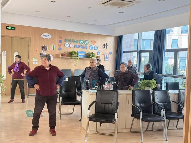 白马涧社区：“银龄活力操”点燃冬日热情老年人舞出健康新生活(图1)