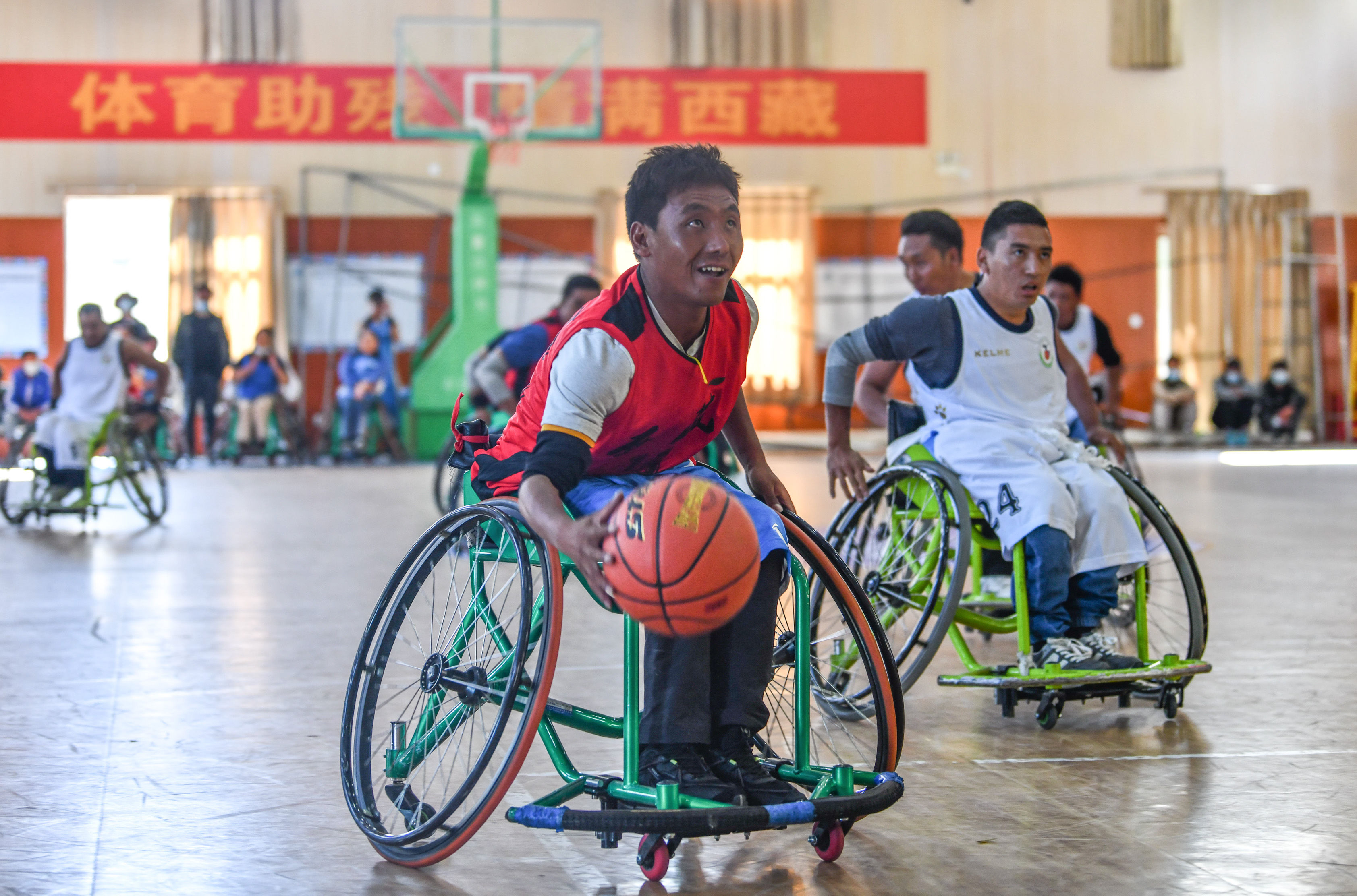 全国第十二届残运会暨第九届特奥会广西代表团出征动员会暨授旗仪式在南宁举行(图1)