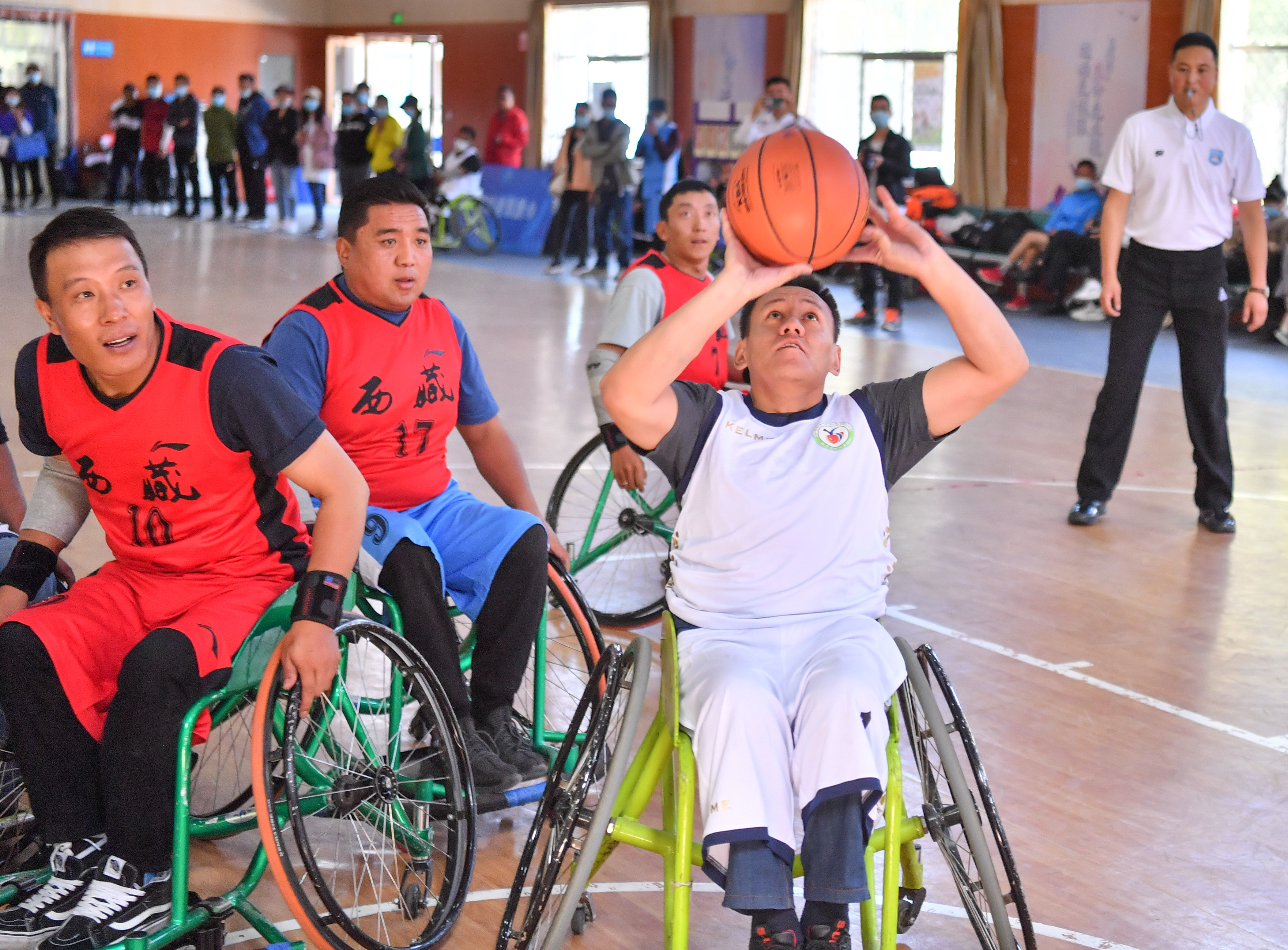 广东男子轮椅篮球夺冠 球员激动落泪(图1)