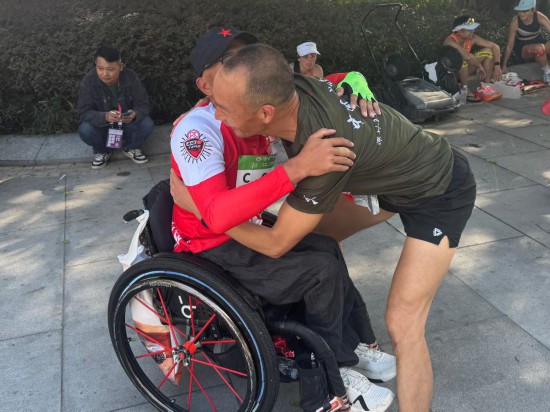 他完成第95场马拉松坐着轮椅(图1)