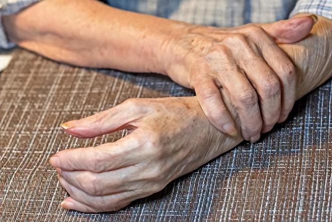 年龄越大越要少锻炼？医生建议：年过60岁尽量避免6种减寿行为(图2)