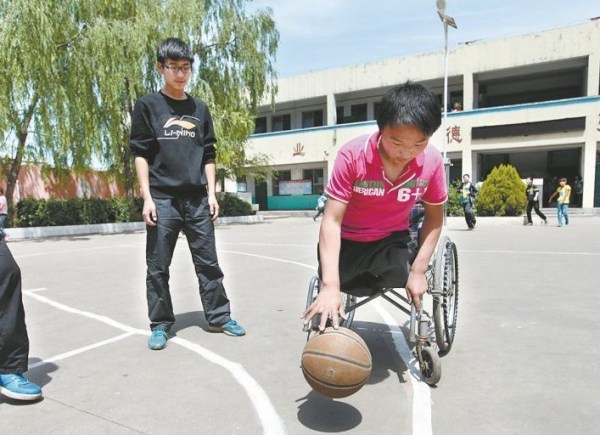 九游app：还记得篮球女孩吗？靠半截身躯游出冠军现装上假肢正常生活(图1)