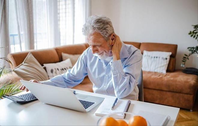 千万要叮嘱老人：老年人宁可出门下棋喝茶也不要在家做这几件事(图1)