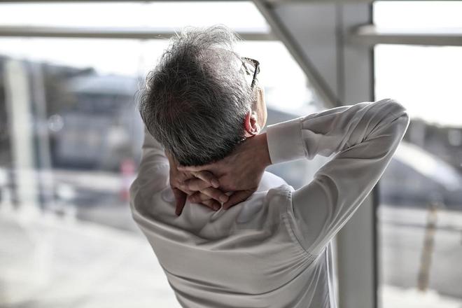 千万要叮嘱老人：老年人宁可出门下棋喝茶也不要在家做这几件事(图2)