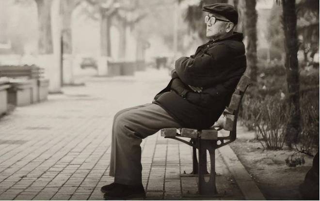 千万要叮嘱老人：老年人宁可出门下棋喝茶也不要在家做这几件事(图7)