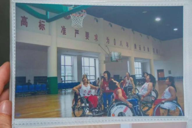 筑梦新时代·巾帼奋进时 从赛场到绣架潘燕飞的双面人生(图2)