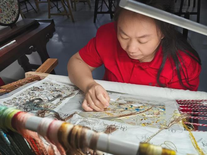 筑梦新时代·巾帼奋进时 从赛场到绣架潘燕飞的双面人生(图1)