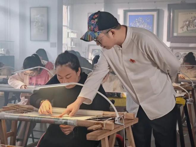 筑梦新时代·巾帼奋进时 从赛场到绣架潘燕飞的双面人生(图6)