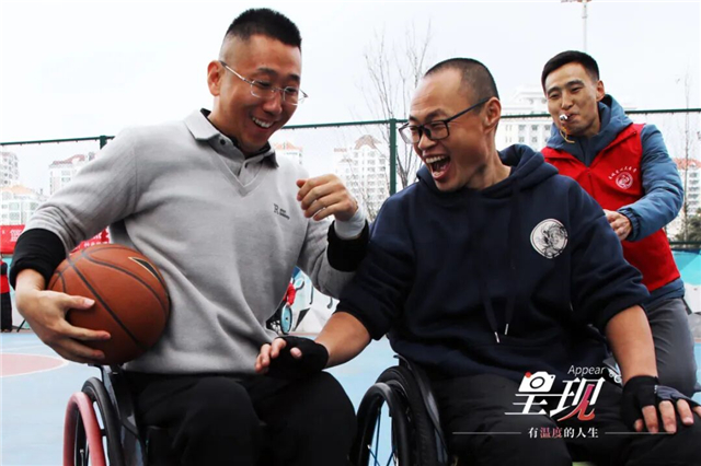 呈现丨在轮椅上“投中”梦想苦难高山“篮”不住人生精彩(图1)