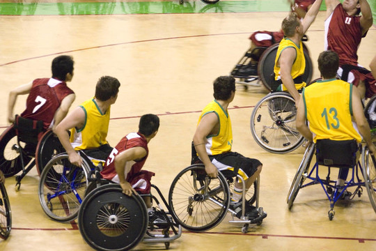 暖心！爱德华兹赛后将亲穿球鞋赠予残疾小球迷(图1)