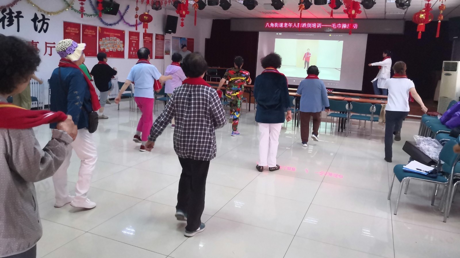 【图】揭露古装抹胸美女展示古色古香的韵味(图1)