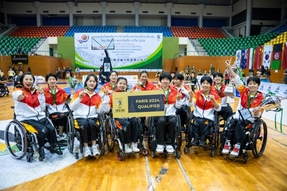 10月19日杭州亚残运会男子轮椅篮球一名中国队员轮椅不慎翻倒他双手撑地自行起身得到观众掌声鼓(图1)